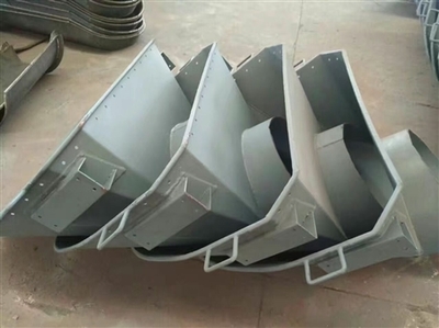 新疆搅拌车进料斗的关键作用与配件选购指南